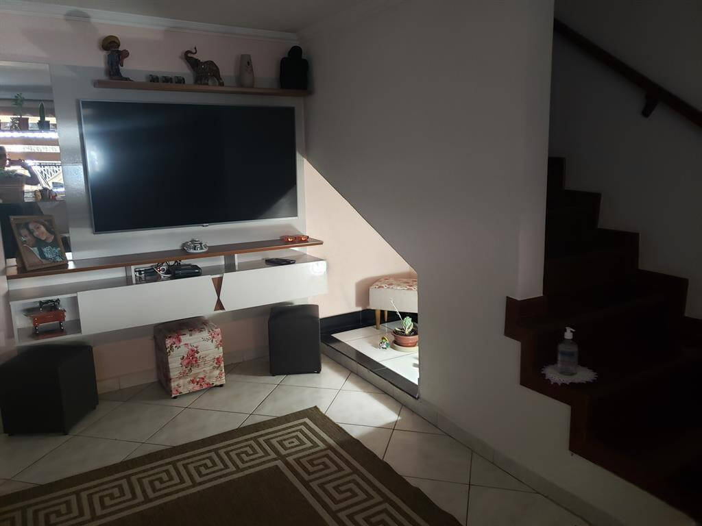 Casa à venda com 3 quartos, 142m² - Foto 1